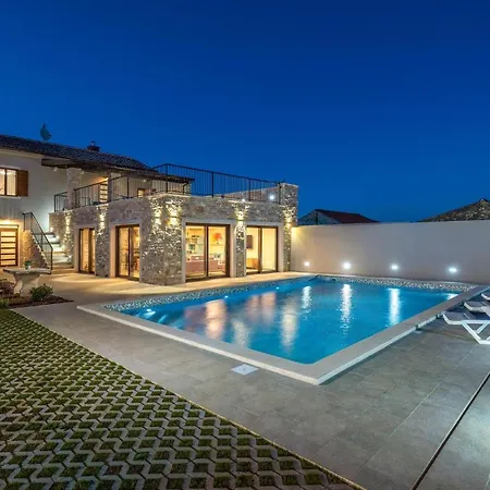 6 Bedroom Gorgeous In Holiday home Valtura