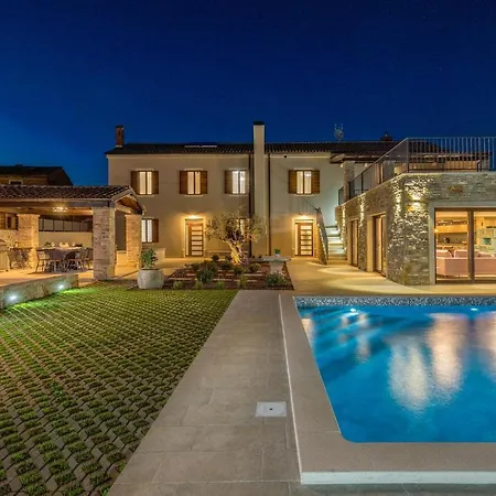 6 Bedroom Gorgeous In Holiday home *