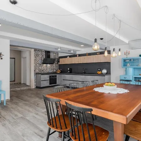 6 Bedroom Gorgeous In