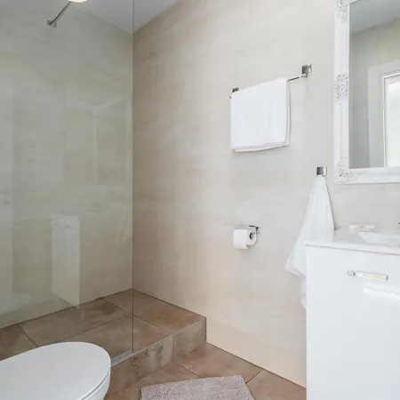6 Bedroom Gorgeous In Holiday home