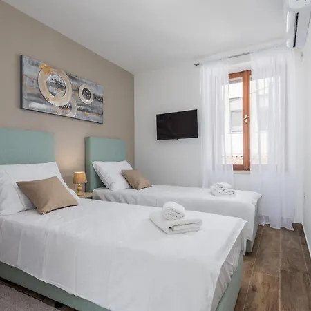 6 Bedroom Gorgeous In Holiday home *