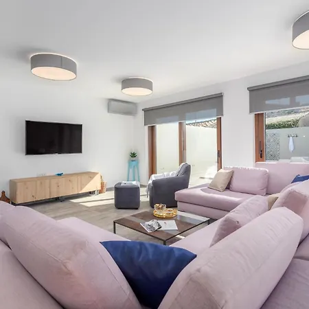6 Bedroom Gorgeous In Holiday home Valtura