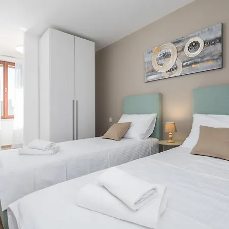 6 Bedroom Gorgeous In Holiday home Valtura