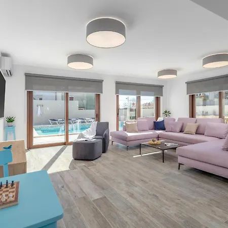 6 Bedroom Gorgeous In Holiday home *